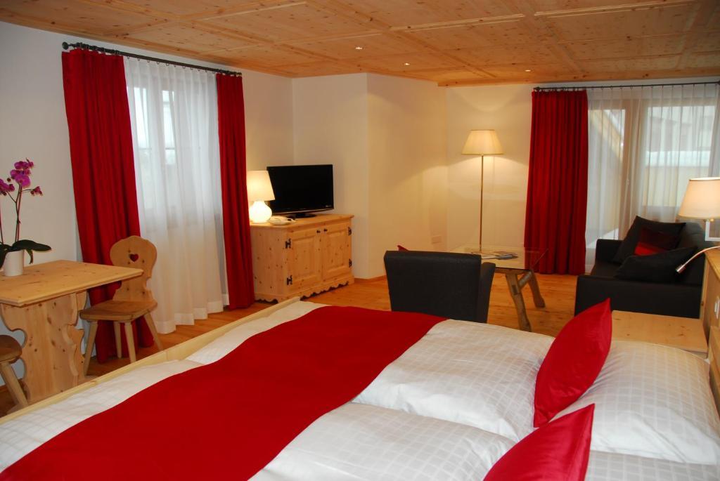 Hotel Engiadina Scuol Oda fotoğraf